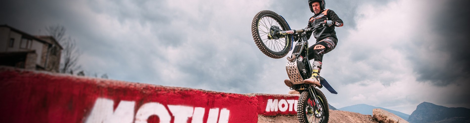 Découvrez notre sélection d'huiles MOTUL, idéales pour les performances de votre moteur !